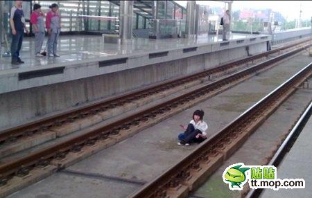 90后<em>女孩</em>坐地铁轨道内欲卧轨 周围人淡定_囧闻
