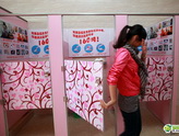 陕师大校园现女性站立式小便器 女生站着尿尿学校每天可节水160吨