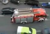 看看，欧洲人怎么“给消防车让路”的